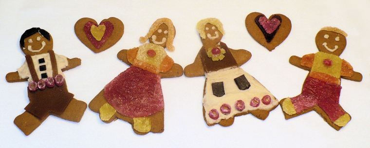 Gingerbread cookies: free of gluten, grains, soy, sugar, dairy, eggs, corn, artificial preservatives and dyes. Aren't we cute?!